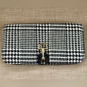 Elegant Black and White Houndstooth Clutch